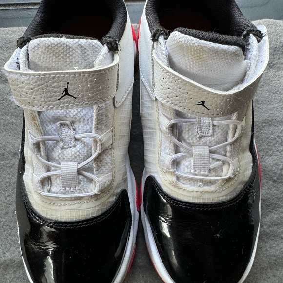 Kids Jordan’s 2.5Y - Picture 4 of 4